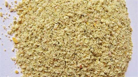Mash vs. Crumble vs. Pellets: What's the Difference in Chicken Feed?